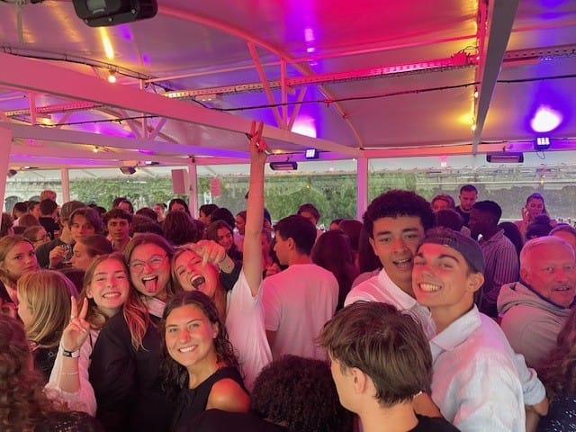 Etudiants de Cours Agora qui font la fête sur une péniche