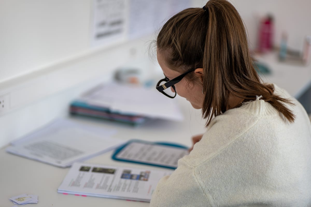 Une étudiante en médecine qui révise