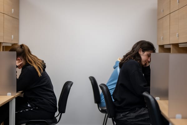 Des étudiantes de Cours Agora Nîmes révisent à leurs places individuelles respectives
