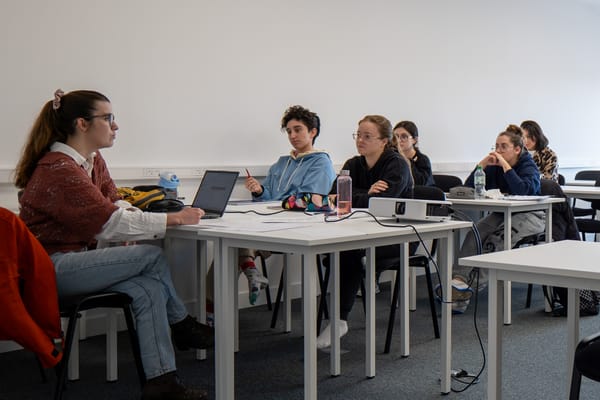 Une professeur donne des cours à des étudiants en prépa médecine