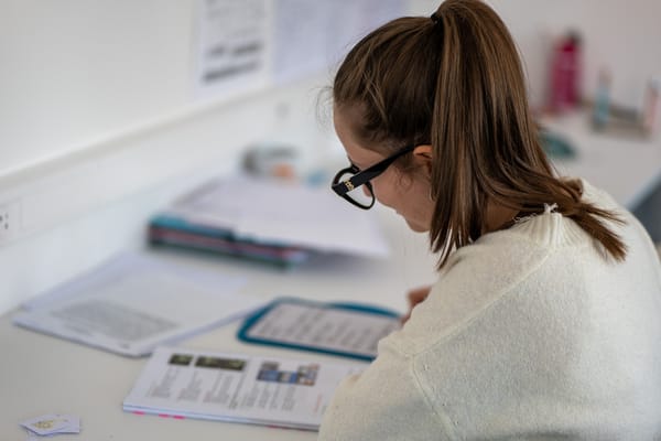 Une étudiante en médecine qui révise
